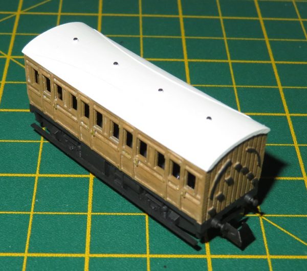 N Gauge Generic 4-Wheel Coach (Motorised)