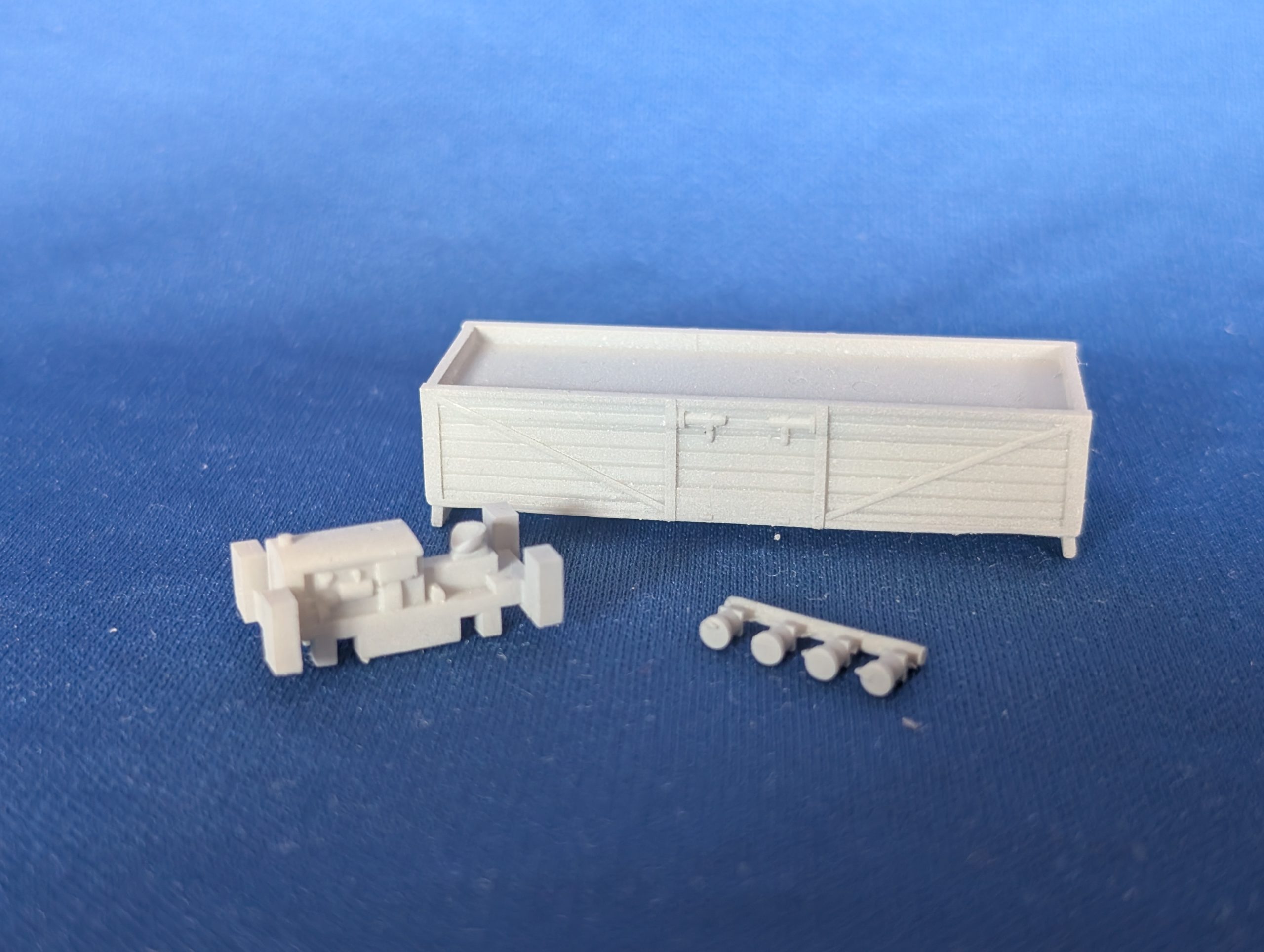 N Gauge Rail Tractor and Truck (Motorised) - Image 2