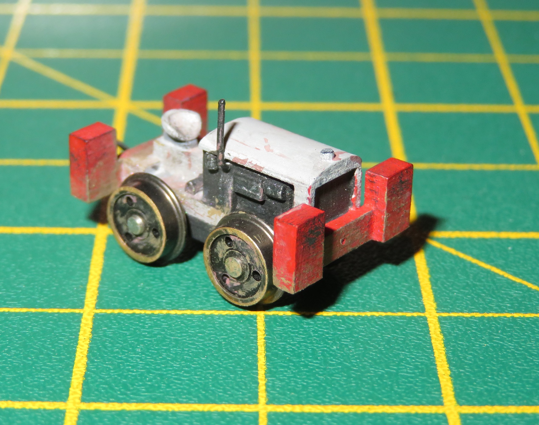 N Gauge Rail Tractor and Truck (Motorised) - Image 3